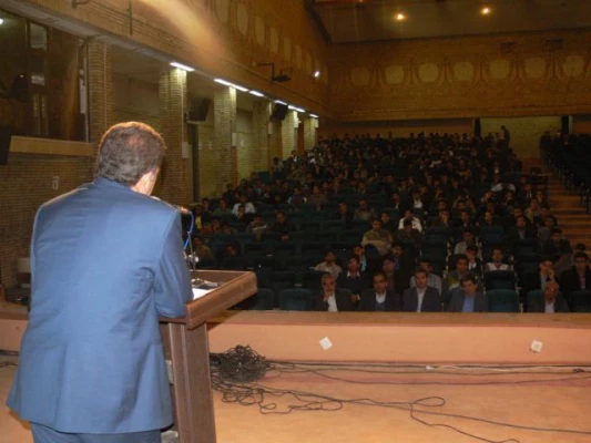 دکتر حسینی ، معاون دانشجویی دانشگاه در جمع صمیمی دانشجومعلمان پردیس شهیدان پاکنژاد یزد