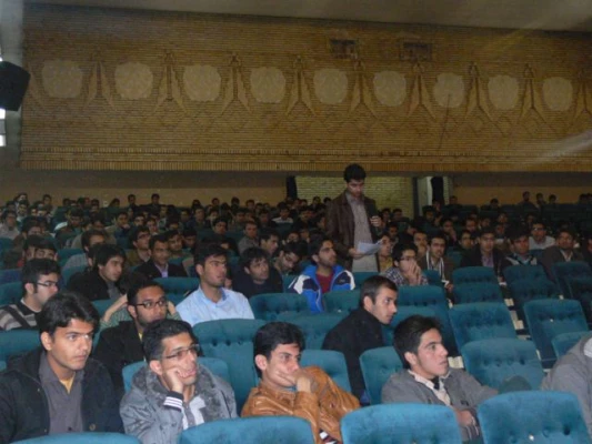 دکتر حسینی ، معاون دانشجویی دانشگاه در جمع صمیمی دانشجومعلمان پردیس شهیدان پاکنژاد یزد