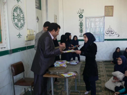 با حضور در دبیرستان دخترانه خلیلی :

تقدیر از گروه سرود دانش آموزی 5