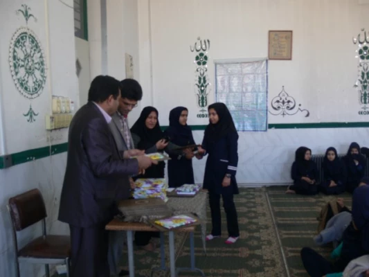 با حضور در دبیرستان دخترانه خلیلی :

تقدیر از گروه سرود دانش آموزی 6