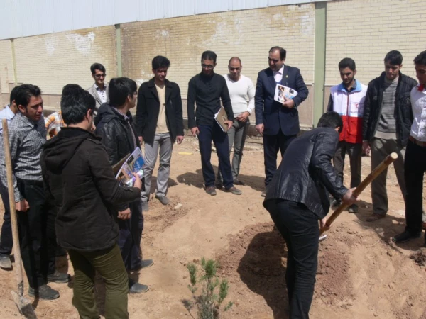 به مناسبت نکوداشت هفته منابع طبیعی و روز درختکاری :

کاشت 70 نهال درخت به یاد 70 شهید تربیت معلم پاک نژاد 
 8