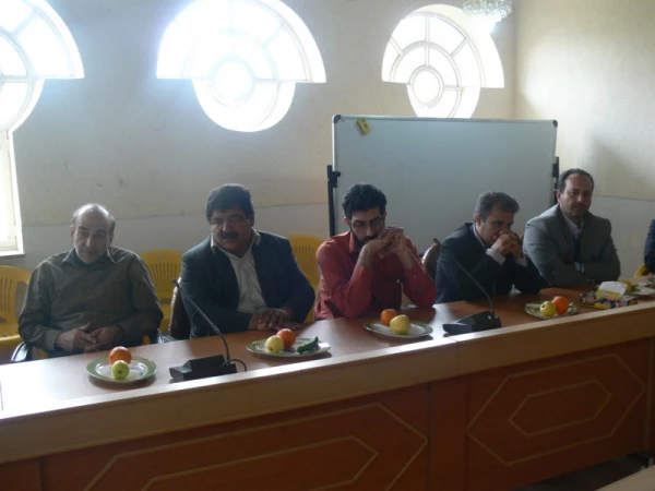 در جلسه ای صمیمی با حضور تمام همکاران:

تقدیر و سپاس از زحمات یک ساله این عزیزان در حوزه های مختلف 15