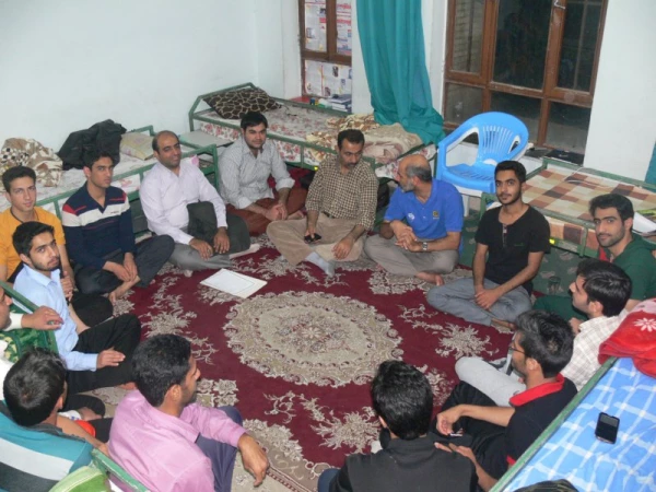 به مناسبت هفته آموزش و بزرگداشت مقام معلم:

بازدید جمعی از مسئولین دانشگاه از خوابگاه دانشجویی 
 4