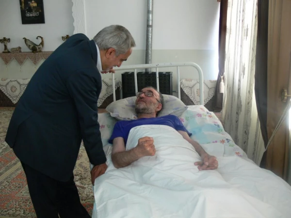 به مناسبت هفته آموزش و بزرگداشت مقام معلم :

عیادت از همکاران فرهنگی بیمار 
 4