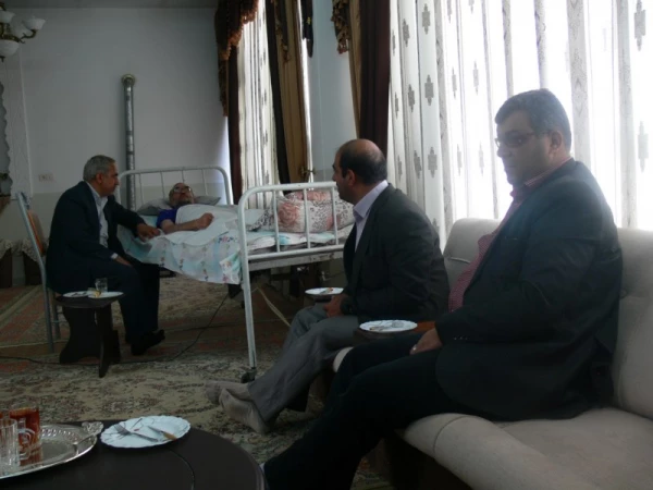 به مناسبت هفته آموزش و بزرگداشت مقام معلم :

عیادت از همکاران فرهنگی بیمار 
 5