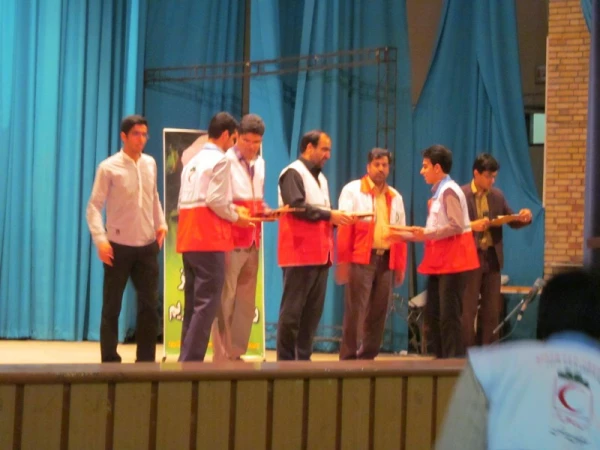 به مناسبت هفته هلال احمر :

مراسم تقدیر و تشکر از شورای اجرایی و اعضای فعال کانون هلال احمر پردیس 13