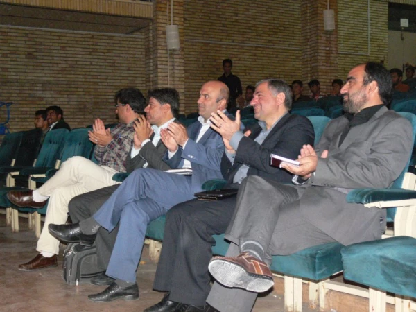 مدیرکل دفتر تالیف کتب درسی در جمع دانشجویان پردیس :

معلم باید خود یادگیرندگی را یاد بگیرد ، بعد از آن است که زایندگی شروع می شود. 4