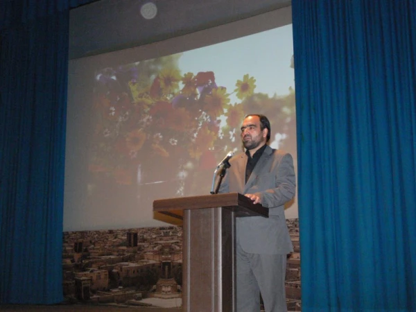 مدیرکل دفتر تالیف کتب درسی در جمع دانشجویان پردیس :

معلم باید خود یادگیرندگی را یاد بگیرد ، بعد از آن است که زایندگی شروع می شود. 5