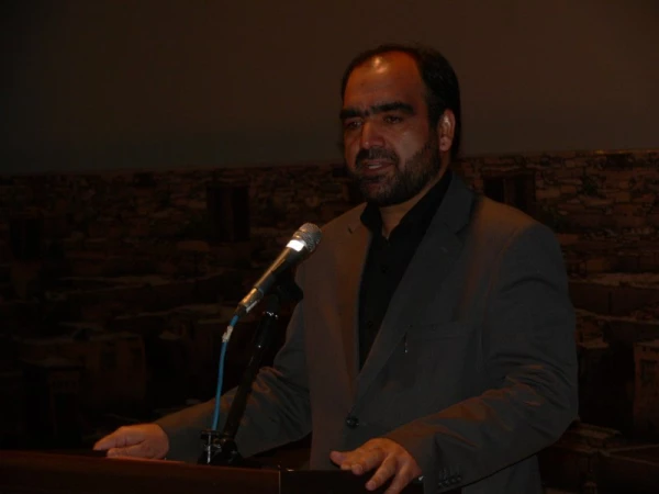 مدیرکل دفتر تالیف کتب درسی در جمع دانشجویان پردیس :

معلم باید خود یادگیرندگی را یاد بگیرد ، بعد از آن است که زایندگی شروع می شود. 6