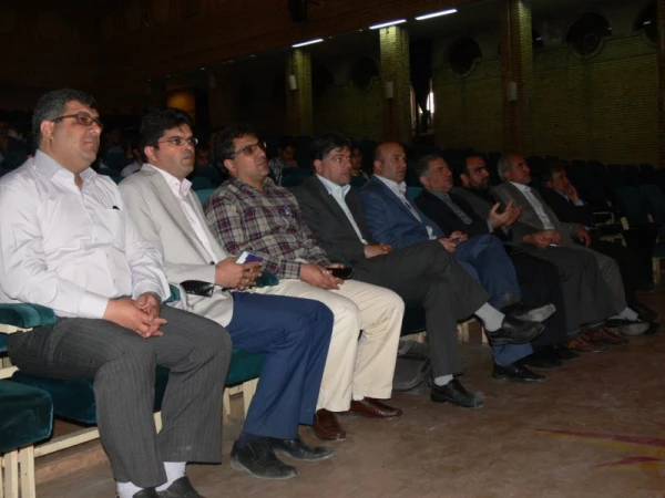 مدیرکل دفتر تالیف کتب درسی در جمع دانشجویان پردیس :

معلم باید خود یادگیرندگی را یاد بگیرد ، بعد از آن است که زایندگی شروع می شود. 8