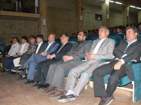 مدیرکل دفتر تالیف کتب درسی در جمع دانشجویان پردیس :

معلم باید خود یادگیرندگی را یاد بگیرد ، بعد از آن است که زایندگی شروع می شود. 9