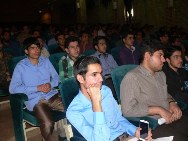 مدیرکل دفتر تالیف کتب درسی در جمع دانشجویان پردیس :

معلم باید خود یادگیرندگی را یاد بگیرد ، بعد از آن است که زایندگی شروع می شود. 13