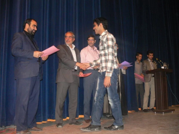 در آستانه میلاد حضرت علی اکبر (ع) و روز جوان  : 

برگزاری جشن معلم جوان در پردیس 12