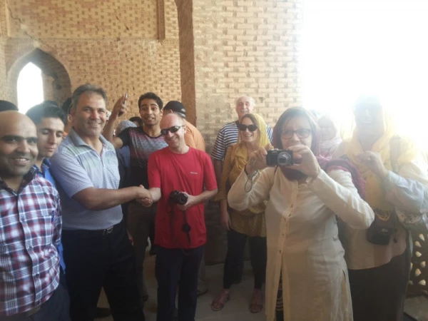 برخورد دوستانه و صمیمی با گروهی از گردشگران خارجی  (فرهنگیان فرانسوی) که از مجموعه تاریخی گنبد سلطانیه بازدید می کردند.


 6