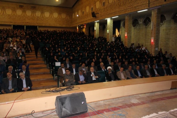 استاندار یزد در جمع مدیران مدارس استان عنوان کرد :

معلم و آموزگار، معماری است که علم، ادب، فرهنگ و اخلاق را در زمینه های مختلف بنا می کند و شایسته است زبده ترین و با اصالت ترین معلمان جذب دانشگاه فرهنگیان شوند. 3