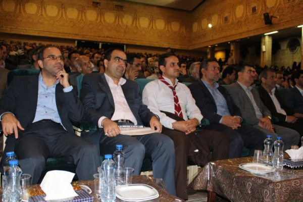 وزیر آموزش وپرورش در جمع مدیران و مسئولان آموزش وپرورش استان یزد گفت:

 سیاست اصلی آموزش وپرورش در دولت تدبیر و امید توسعه مشارکت است. 2