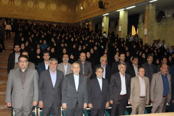 وزیر آموزش وپرورش در جمع مدیران و مسئولان آموزش وپرورش استان یزد گفت:

 سیاست اصلی آموزش وپرورش در دولت تدبیر و امید توسعه مشارکت است. 3