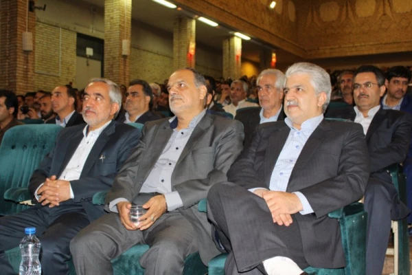 وزیر آموزش وپرورش در جمع مدیران و مسئولان آموزش وپرورش استان یزد گفت:

 سیاست اصلی آموزش وپرورش در دولت تدبیر و امید توسعه مشارکت است. 4