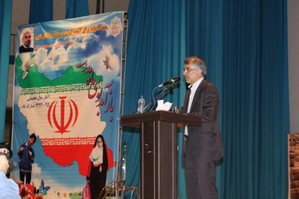 وزیر آموزش وپرورش در جمع مدیران و مسئولان آموزش وپرورش استان یزد گفت:

 سیاست اصلی آموزش وپرورش در دولت تدبیر و امید توسعه مشارکت است. 5