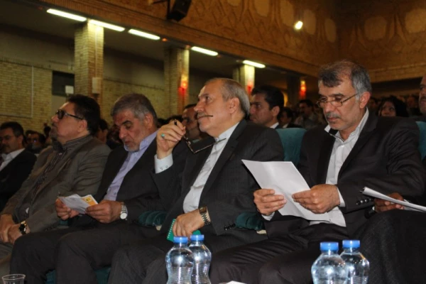 وزیر آموزش وپرورش در جمع مدیران و مسئولان آموزش وپرورش استان یزد گفت:

 سیاست اصلی آموزش وپرورش در دولت تدبیر و امید توسعه مشارکت است. 6