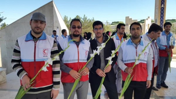 به مناسبت هفته دفاع مقدس :

حضور در گلزار شهدا و تجدید میثاق اعضای کانون دانشجویی هلال احمر با آرمانهای شهدا  3