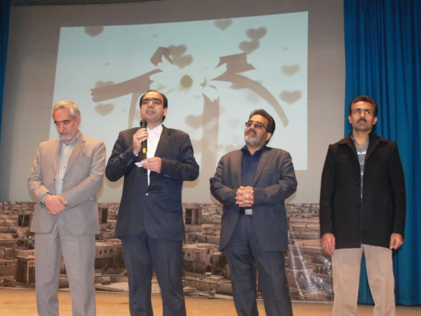 استاد فرجیان، معاون آموزشی، پژوهشی و فرهنگی پردیس  در جمع دانشجومعلمان :

زمان برگزاری آزمون جامع مرداد ماه سال95خواهد بود.
 14