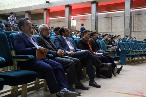 دکتر رضایی، سرپرست امور پردیس های استانی دانشگاه فرهنگیان استان یزد: 

بنده انتقاد پذیری را یک فرصت می دانم و آن را موتور محرک مسؤولان
 7