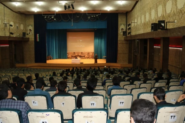 با همت امور فرهنگی پردیس برگزار شد :

همایش علمی عاشورایی 
 19