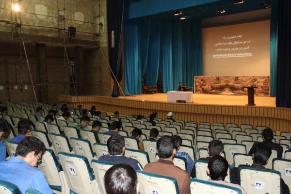 به مناسبت هفته استکبارستیزی:

همایشی با موضوع "کدام مبارزه؟! کدام آمریکا؟! " برگزار شد 3