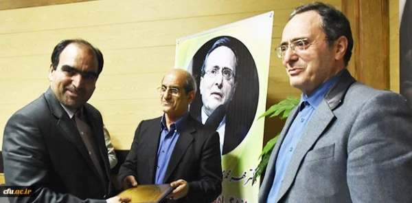 درسیزدهمین اجلاس سراسری مدیران استانی در بوشهر:

تقدیر از دکتر رضایی، مدیر استانی دانشگاه فرهنگیان یزد، به عنوان مدیر برتر کشوری در سال 95 3