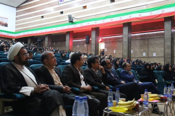 در راستای توافق نامه ی فی مابین دانشگاه فرهنگیان یزد و دانشگاه علوم پزشکی شهید صدوقی:

همایش بزرگ رمز و راز یک ازدواج موفق برگزار شد 7