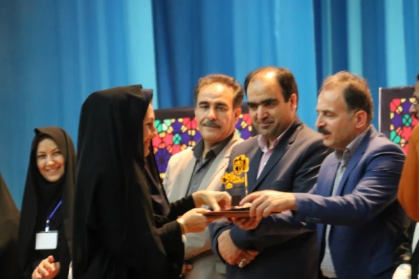 در راستای توافق نامه ی فی مابین دانشگاه فرهنگیان یزد و دانشگاه علوم پزشکی شهید صدوقی:

همایش بزرگ رمز و راز یک ازدواج موفق برگزار شد 16