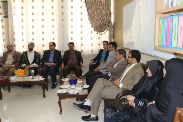 به مناسبت هفته بزرگداشت مقام شامخ معلم:

دیدار صمیمانه مسئولان دانشگاه فرهنگیان یزد با دانش آموختگان دانشگاه در مدارس استان 6