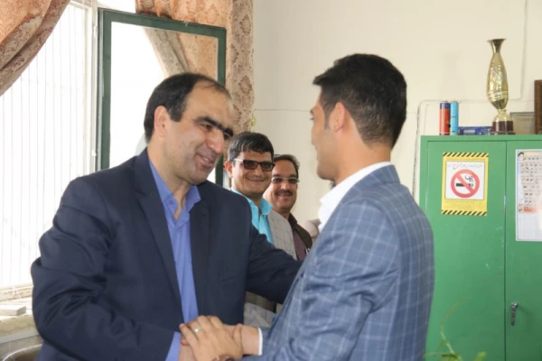 به مناسبت هفته بزرگداشت مقام شامخ معلم:

دیدار صمیمانه مسئولان دانشگاه فرهنگیان یزد با دانش آموختگان دانشگاه در مدارس استان 22