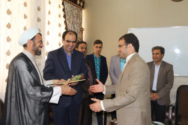 به مناسبت هفته بزرگداشت مقام شامخ معلم:

دیدار صمیمانه مسئولان دانشگاه فرهنگیان یزد با دانش آموختگان دانشگاه در مدارس استان 7