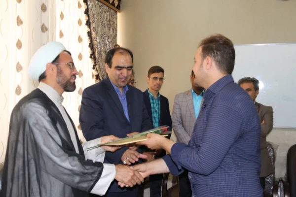 به مناسبت هفته بزرگداشت مقام شامخ معلم:

دیدار صمیمانه مسئولان دانشگاه فرهنگیان یزد با دانش آموختگان دانشگاه در مدارس استان 8