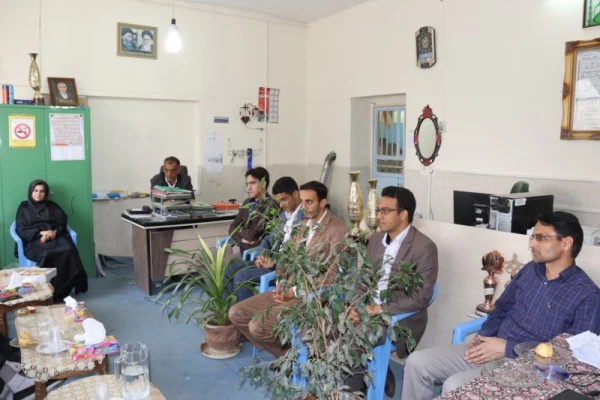 به مناسبت هفته بزرگداشت مقام شامخ معلم:

دیدار صمیمانه مسئولان دانشگاه فرهنگیان یزد با دانش آموختگان دانشگاه در مدارس استان 25