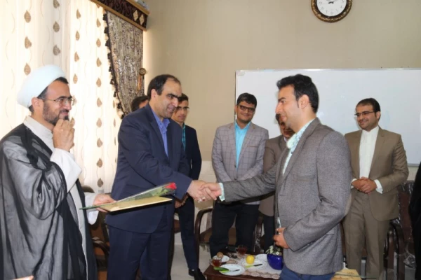 به مناسبت هفته بزرگداشت مقام شامخ معلم:

دیدار صمیمانه مسئولان دانشگاه فرهنگیان یزد با دانش آموختگان دانشگاه در مدارس استان 9