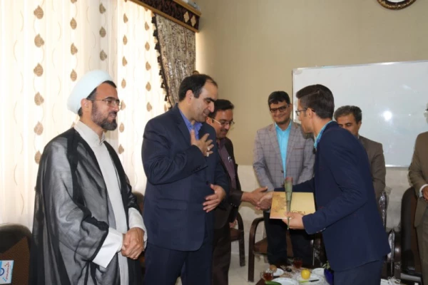 به مناسبت هفته بزرگداشت مقام شامخ معلم:

دیدار صمیمانه مسئولان دانشگاه فرهنگیان یزد با دانش آموختگان دانشگاه در مدارس استان 10