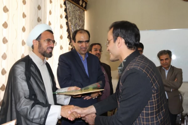 به مناسبت هفته بزرگداشت مقام شامخ معلم:

دیدار صمیمانه مسئولان دانشگاه فرهنگیان یزد با دانش آموختگان دانشگاه در مدارس استان 11