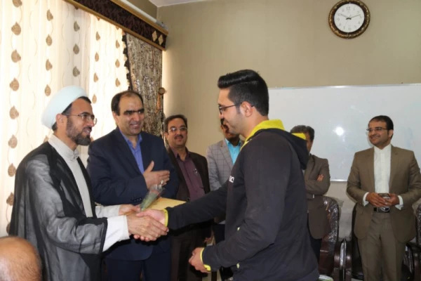 به مناسبت هفته بزرگداشت مقام شامخ معلم:

دیدار صمیمانه مسئولان دانشگاه فرهنگیان یزد با دانش آموختگان دانشگاه در مدارس استان 12