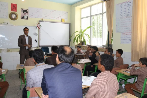 به مناسبت هفته بزرگداشت مقام شامخ معلم:

دیدار صمیمانه مسئولان دانشگاه فرهنگیان یزد با دانش آموختگان دانشگاه در مدارس استان 30