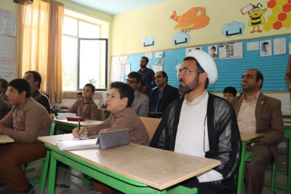 به مناسبت هفته بزرگداشت مقام شامخ معلم:

دیدار صمیمانه مسئولان دانشگاه فرهنگیان یزد با دانش آموختگان دانشگاه در مدارس استان 31