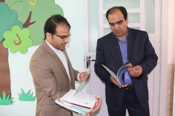 به مناسبت هفته بزرگداشت مقام شامخ معلم:

دیدار صمیمانه مسئولان دانشگاه فرهنگیان یزد با دانش آموختگان دانشگاه در مدارس استان 16