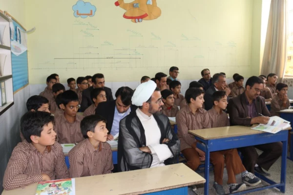 به مناسبت هفته بزرگداشت مقام شامخ معلم:

دیدار صمیمانه مسئولان دانشگاه فرهنگیان یزد با دانش آموختگان دانشگاه در مدارس استان 36