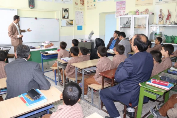 به مناسبت هفته بزرگداشت مقام شامخ معلم:

دیدار صمیمانه مسئولان دانشگاه فرهنگیان یزد با دانش آموختگان دانشگاه در مدارس استان 37