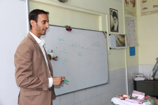 به مناسبت هفته بزرگداشت مقام شامخ معلم:

دیدار صمیمانه مسئولان دانشگاه فرهنگیان یزد با دانش آموختگان دانشگاه در مدارس استان 38