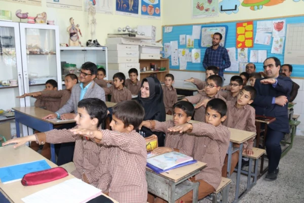 به مناسبت هفته بزرگداشت مقام شامخ معلم:

دیدار صمیمانه مسئولان دانشگاه فرهنگیان یزد با دانش آموختگان دانشگاه در مدارس استان 39