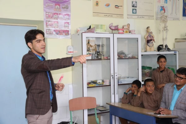 به مناسبت هفته بزرگداشت مقام شامخ معلم:

دیدار صمیمانه مسئولان دانشگاه فرهنگیان یزد با دانش آموختگان دانشگاه در مدارس استان 40