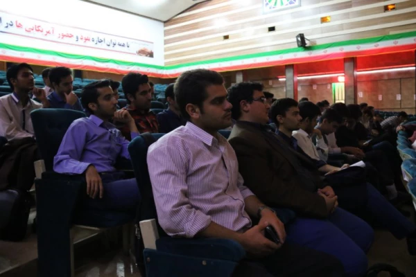 به مناسبت روزجوان در پردیس شهیدان پاک نژاد یزد برگزار شد:

همایش جوانان، ورزش، سلامت و ایمنی 7